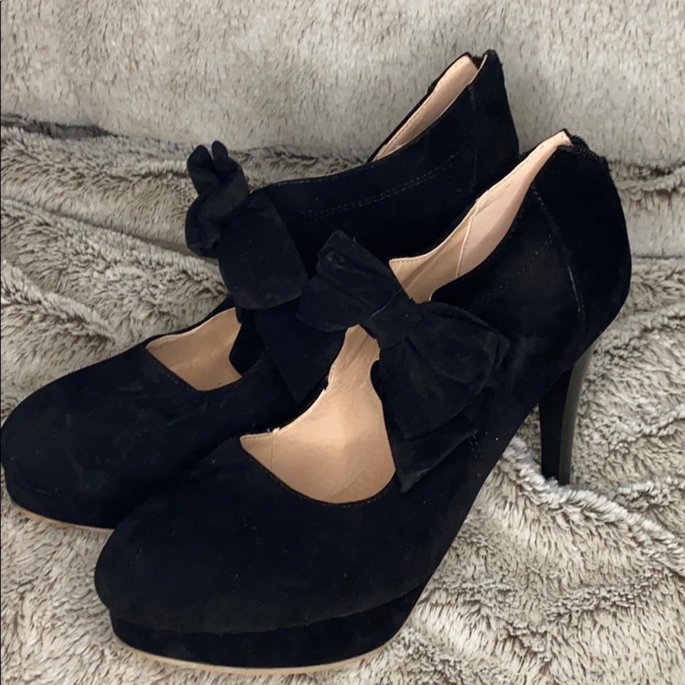 Suede heels with bow